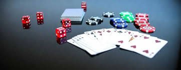 Pengguna mengakses deltabet menggunakan ponsel Android